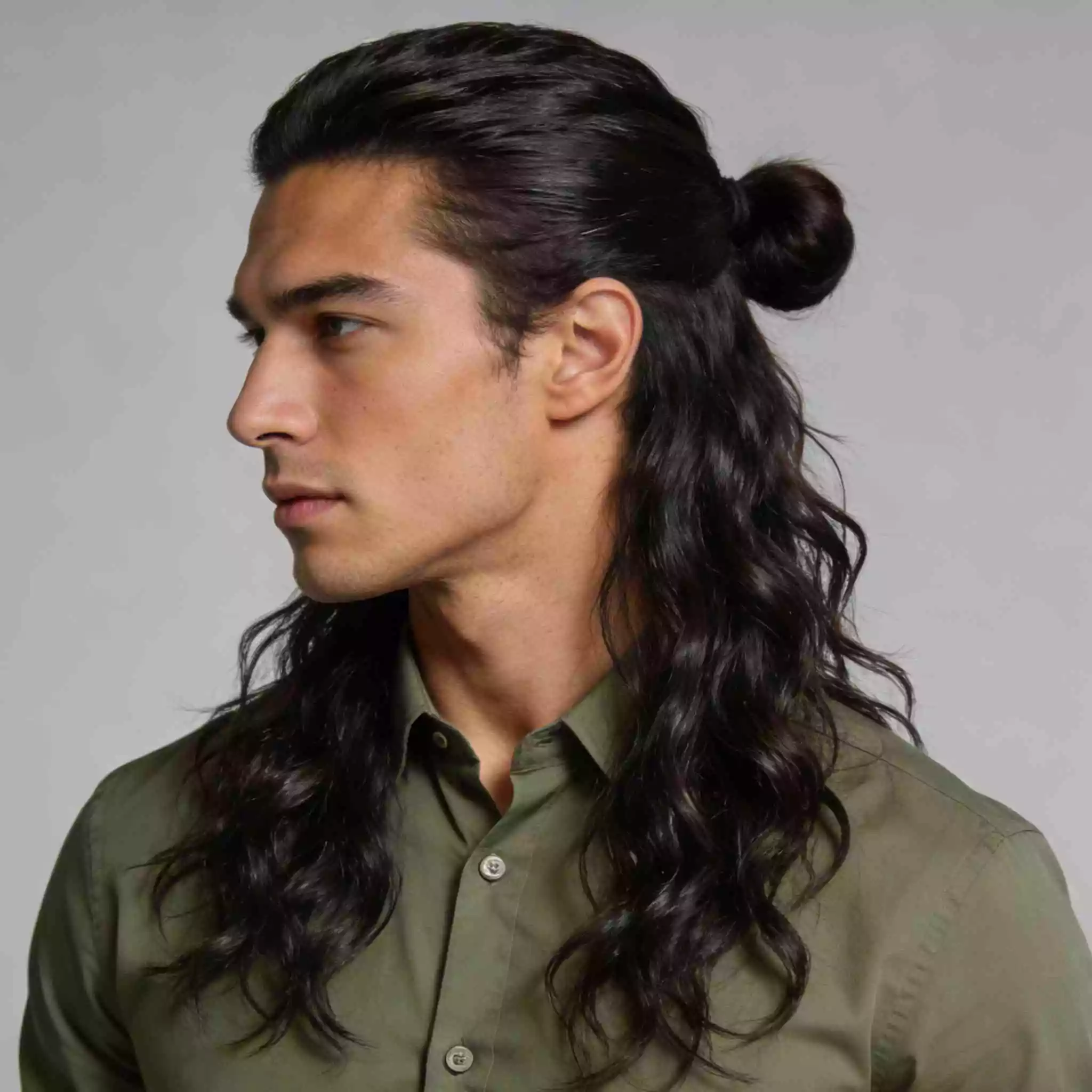 Tie-back texture men’s long hair styles 2026—loose natural texture, clean perimeter, pony/bun ready