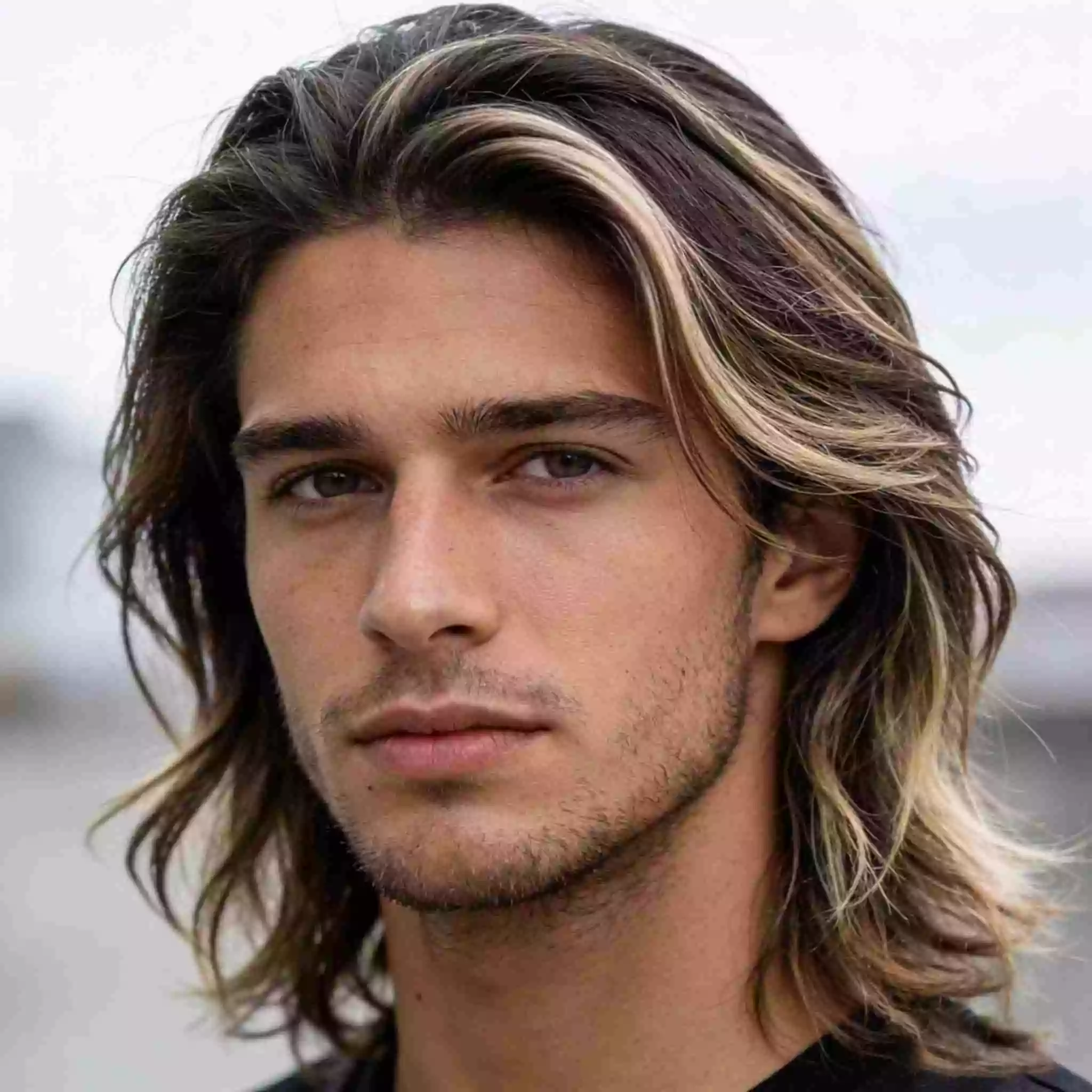 Blended invisible layers on longhair men 2026, subtle face framing, lighter shape, natural movement without chop