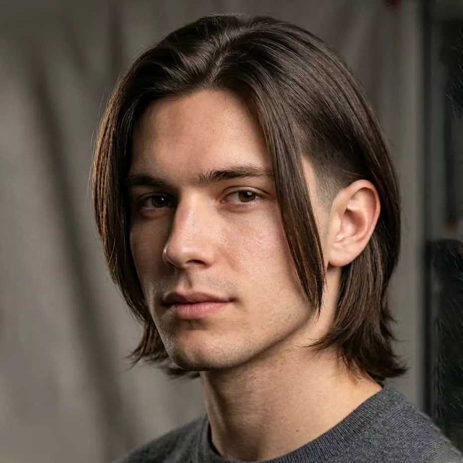 off center part low taper straight hair men — relaxed front split with clean ear line and soft straight shape