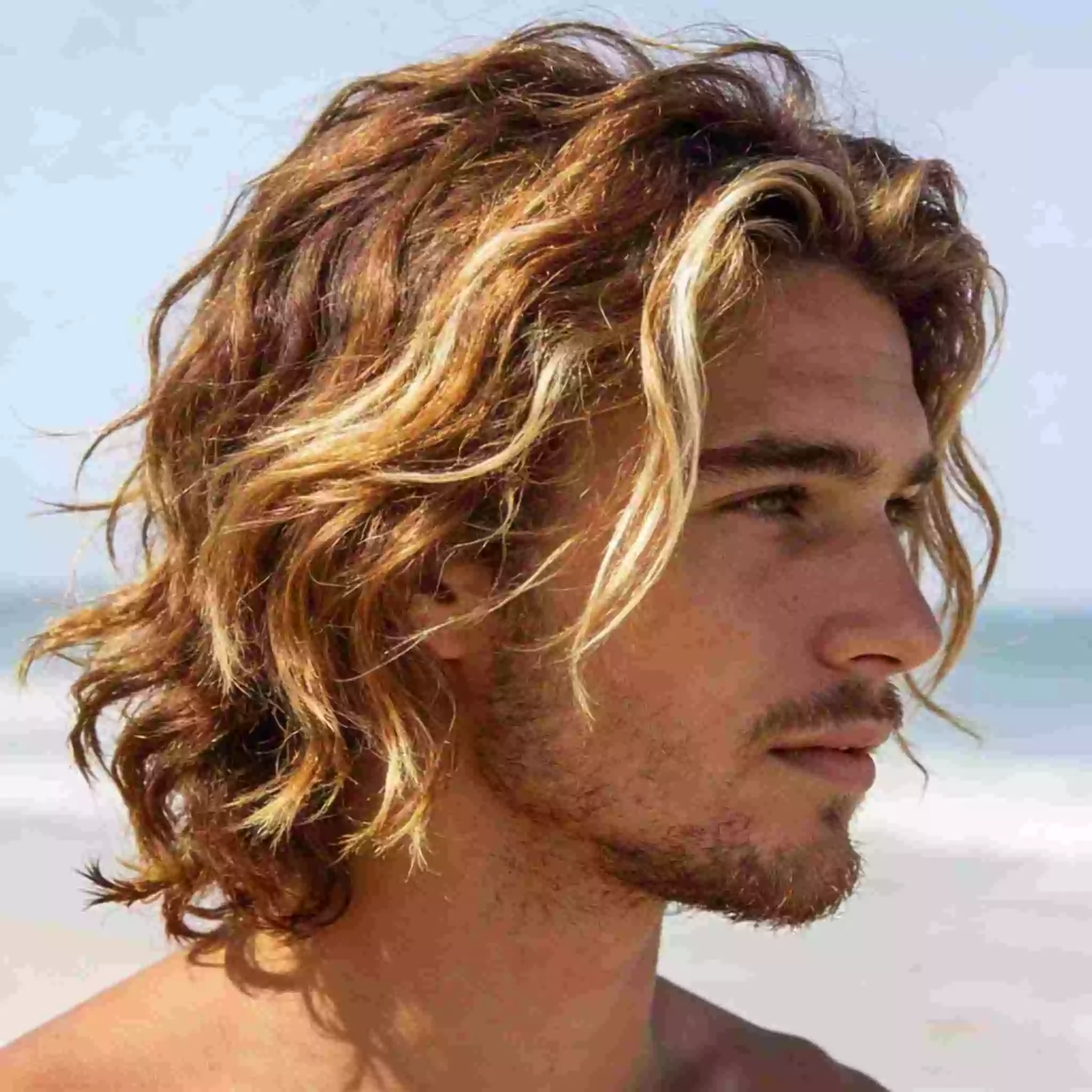 medium surfer hair for men with thick hair and anti-bulk internal layers