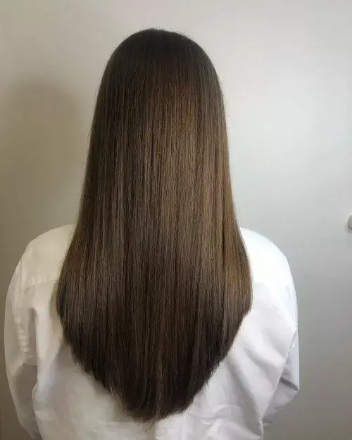 Razor-sharp V on pin-straight hair, modern twist on classic
